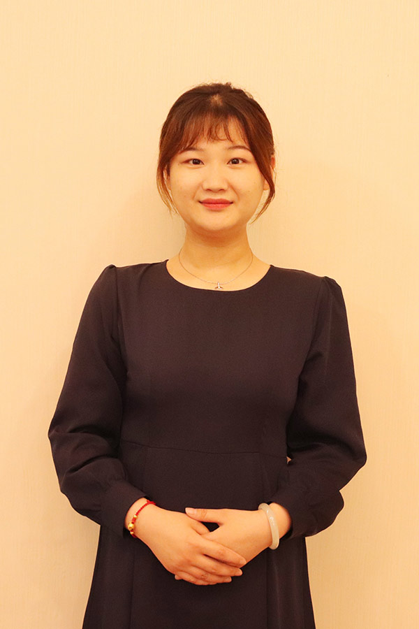 长安文哲 本科学历，优秀班主任